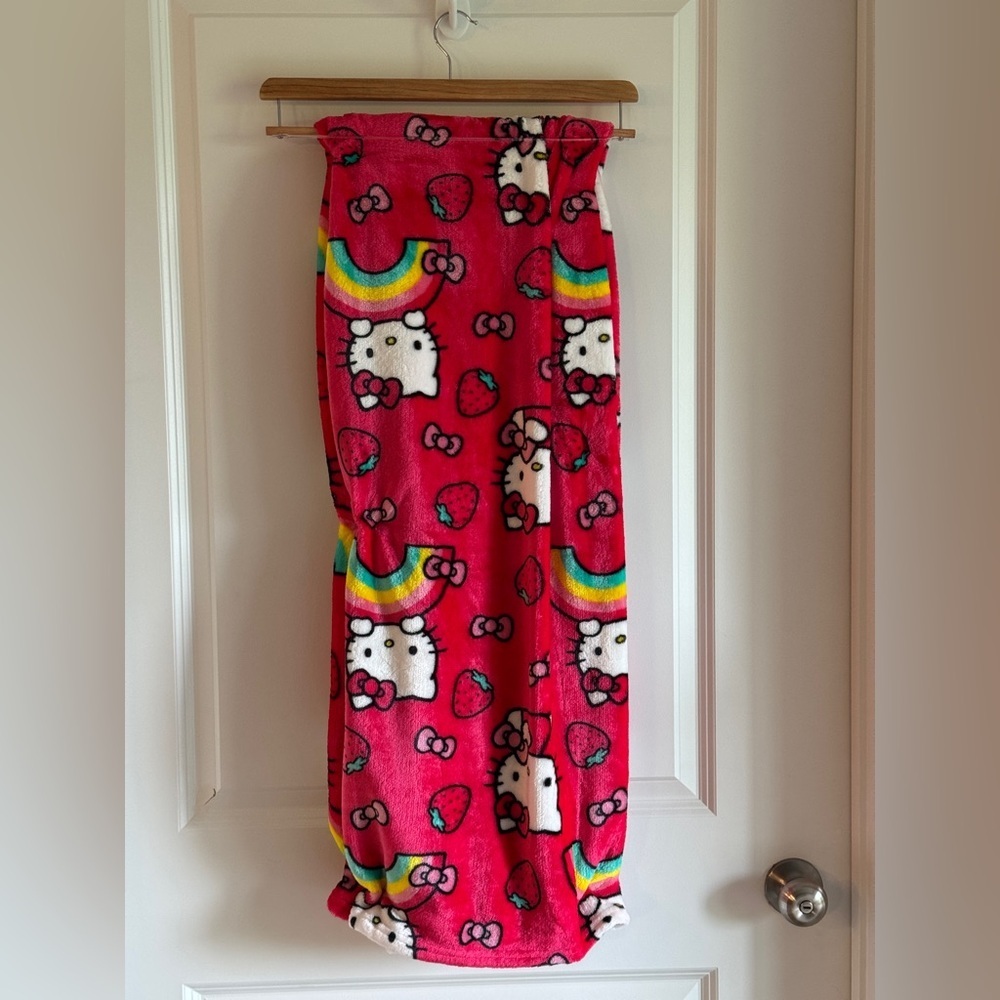 Hello‎ Kitty Pink and Red Strawberry blanket - Picture 5 of 10